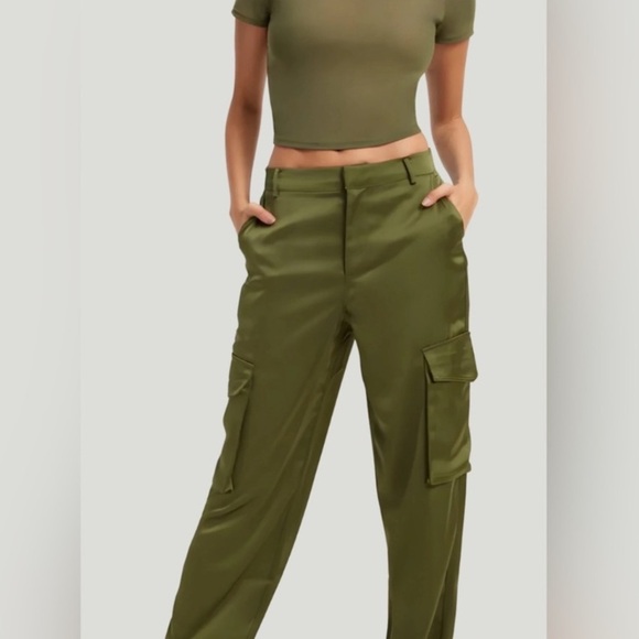 GOOD AMERICAN GREEN SATIN CARGO PANTS - Picture 2 of 14